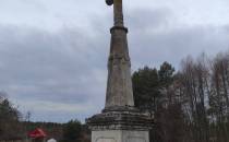 Kamienny Krzyż na placu kościelnym