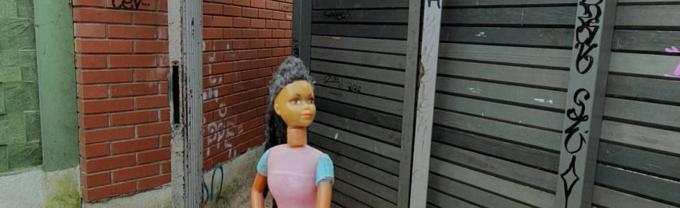 Barbie chodzi koło metra