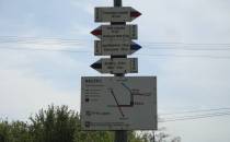 Znak na Dworcu PKP w Bełżcu informujący o pieszych szlakach turystycznych