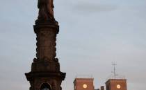 Pomnik św. Jana Nepomucena na rynku w Toszku, w oddali ratusz