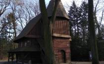 Zabytkowy drewniany kościółek