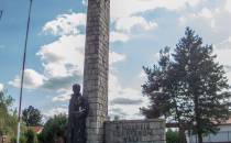 Pomnik koło UG Jarocin, Mariusz Maryniak