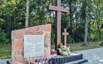 Pomnik upamiętniający pacyfikację wsi Graba, Mariusz Maryniak